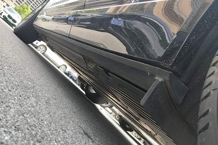 Used Cadillac LYRIQ 2024 Rear-Drive Standard Range Luxury Edition Left Side Sill