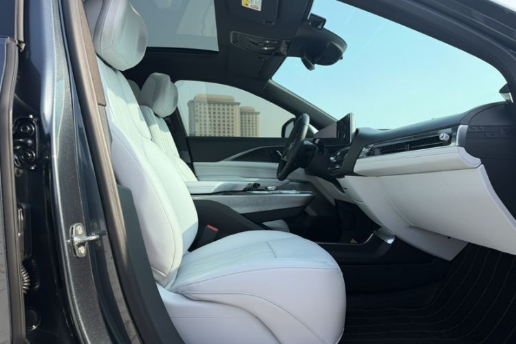 Used Cadillac LYRIQ 2024 Rear-Drive Standard Range Luxury Edition Right Front Seat