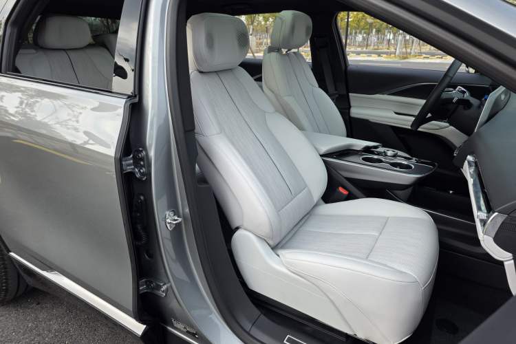 Used Cadillac LYRIQ 2024 Rear-Drive Standard Range Luxury Edition SUPER CRUISE Right Front Seat