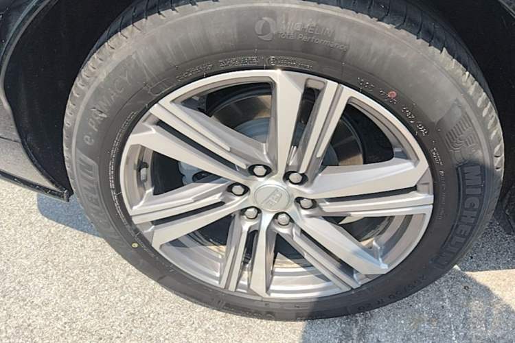 Used Cadillac LYRIQ 2024 Rear-Drive Standard Range Luxury Edition Right Rear Wheel Hub