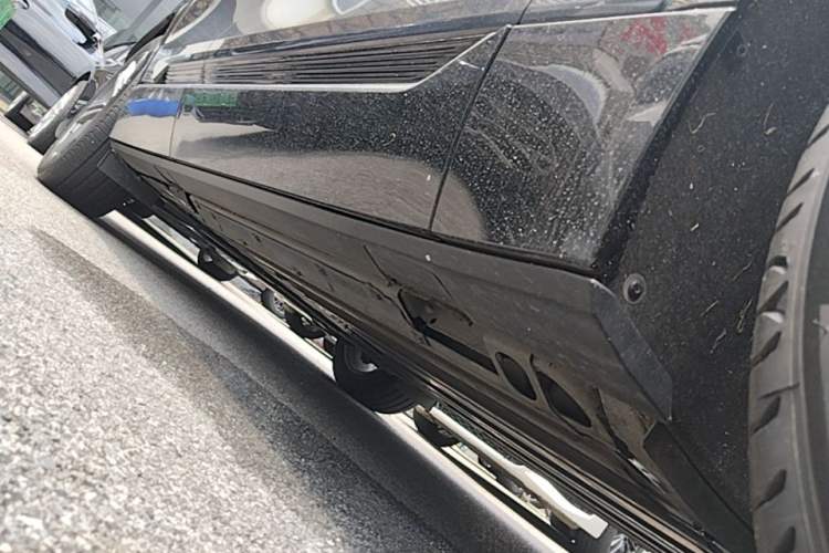 Used Cadillac LYRIQ 2024 Rear-Drive Standard Range Luxury Edition Right Side Sill