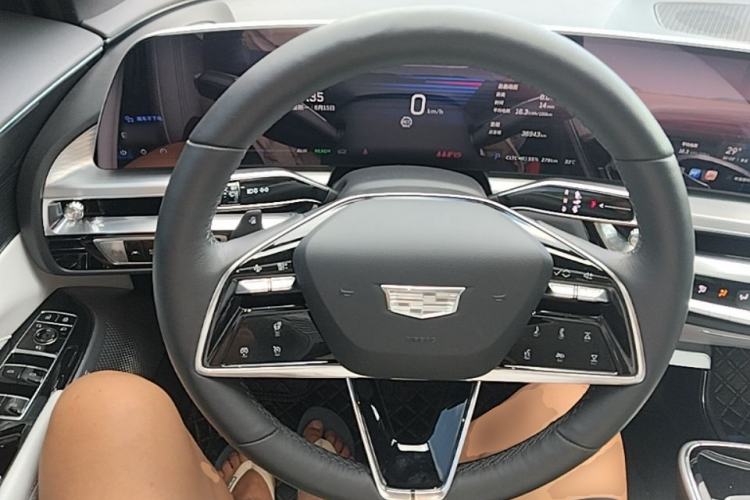 Used Cadillac LYRIQ 2024 Rear-Drive Standard Range Luxury Edition Steering Wheel