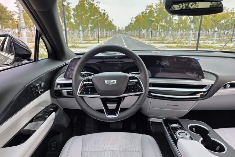 Used Cadillac LYRIQ 2024 Rear-Drive Standard Range Luxury Edition SUPER CRUISE Steering Wheel