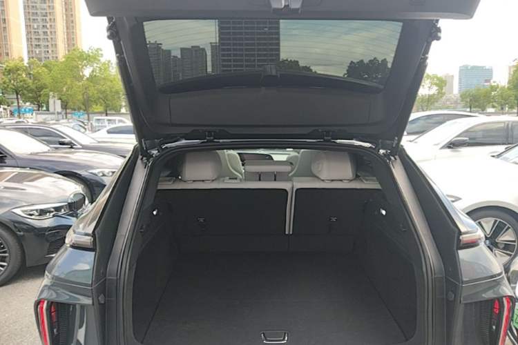 Used Cadillac LYRIQ 2024 Rear-Drive Standard Range Luxury Edition Trunk