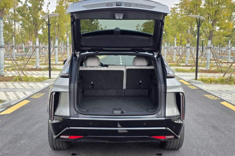 Used Cadillac LYRIQ 2024 Rear-Drive Standard Range Luxury Edition SUPER CRUISE Trunk