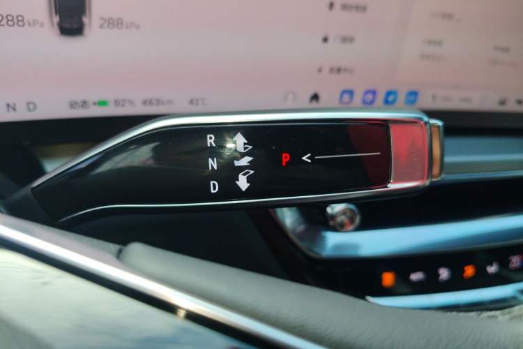 Used Cadillac LYRIQ 2024 Rear-Drive Standard Range Luxury Edition Gear Lever