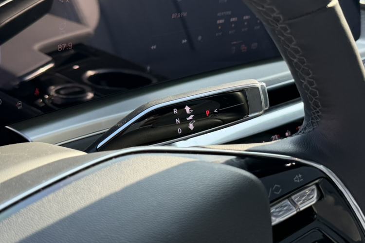 Used Cadillac LYRIQ 2024 Rear-Drive Standard Range Luxury Edition Gear Lever
