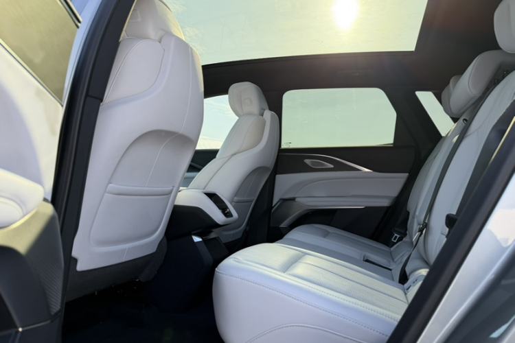 Used Cadillac LYRIQ 2024 Rear-Drive Standard Range Luxury Edition Interior 1