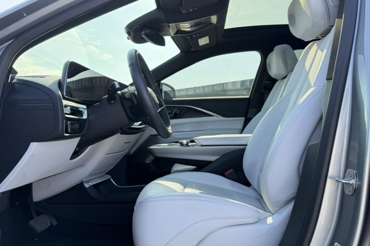 Used Cadillac LYRIQ 2024 Rear-Drive Standard Range Luxury Edition Interior 2
