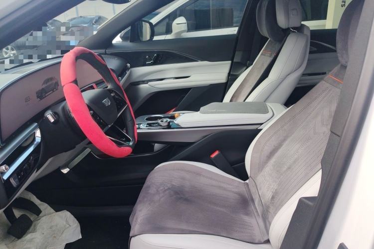 Used Cadillac LYRIQ 2024 Rear-Drive Standard Range Luxury Edition Left Front Seat