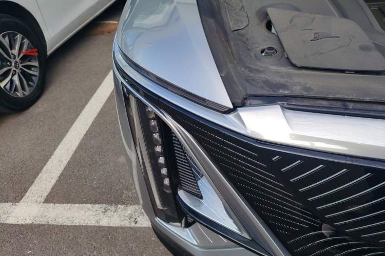 Used Cadillac LYRIQ 2024 Rear-Drive Standard Range Luxury Edition Right Front Headlight