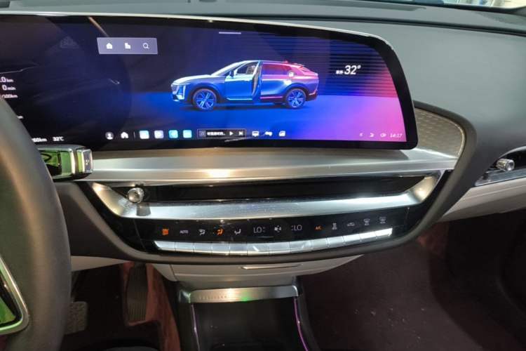 Used Cadillac LYRIQ 2024 Rear-Drive Standard Range Luxury Edition Audio And AC Panel