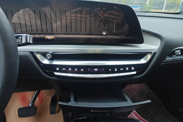 Used Cadillac LYRIQ 2024 Rear-Drive Standard Range Luxury Edition Audio And AC Panel