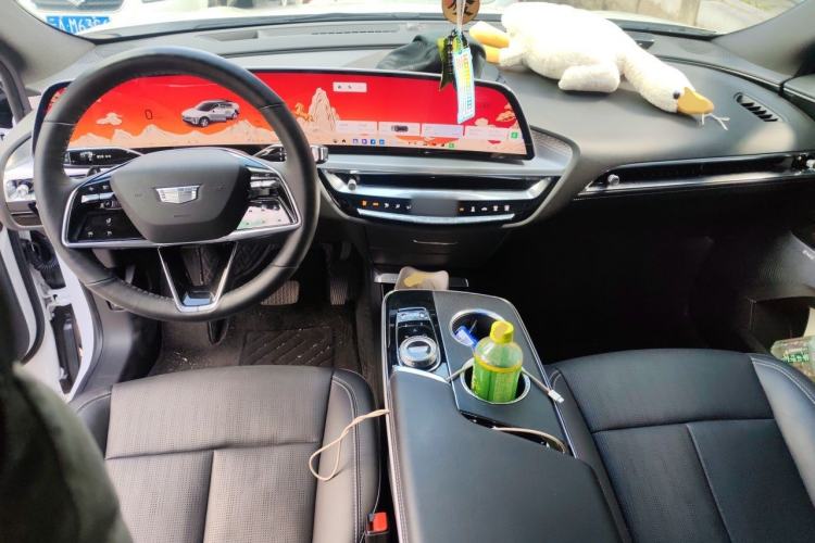 Used Cadillac LYRIQ 2024 Rear-Drive Standard Range Luxury Edition Center Console