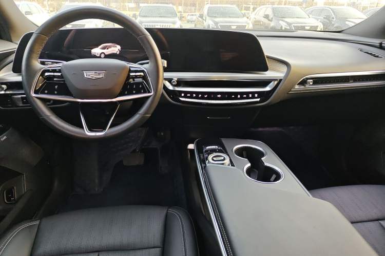 Used Cadillac LYRIQ 2024 Rear-Drive Standard Range Luxury Edition Center Console