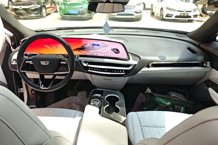 Used Cadillac LYRIQ 2024 Rear-Drive Standard Range Luxury Edition Center Console