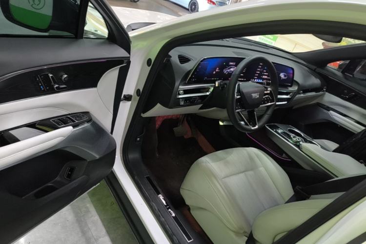 Used Cadillac LYRIQ 2024 Rear-Drive Standard Range Luxury Edition Driver Seat