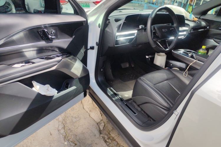 Used Cadillac LYRIQ 2024 Rear-Drive Standard Range Luxury Edition Driver Seat