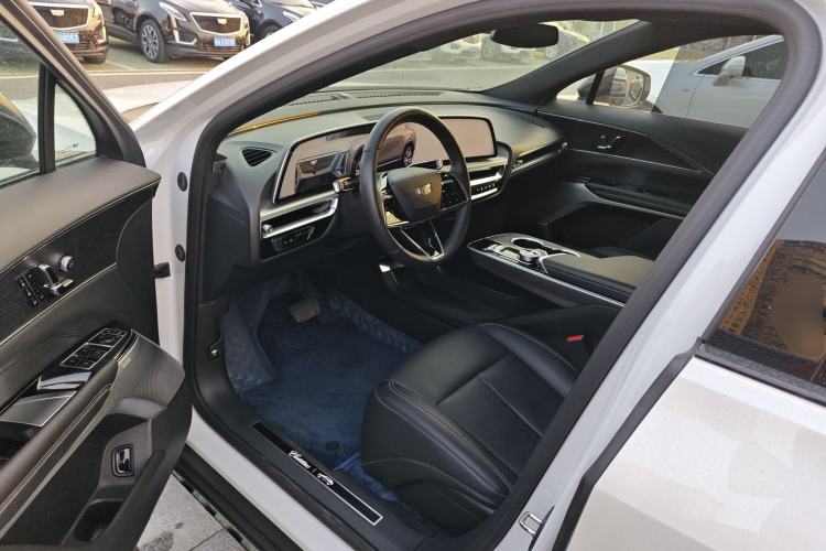 Used Cadillac LYRIQ 2024 Rear-Drive Standard Range Luxury Edition Driver Seat