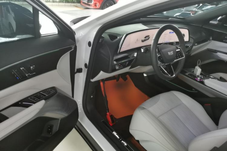 Used Cadillac LYRIQ 2024 Rear-Drive Standard Range Luxury Edition Driver Seat