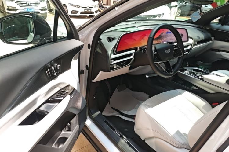 Used Cadillac LYRIQ 2024 Rear-Drive Standard Range Luxury Edition Driver Seat