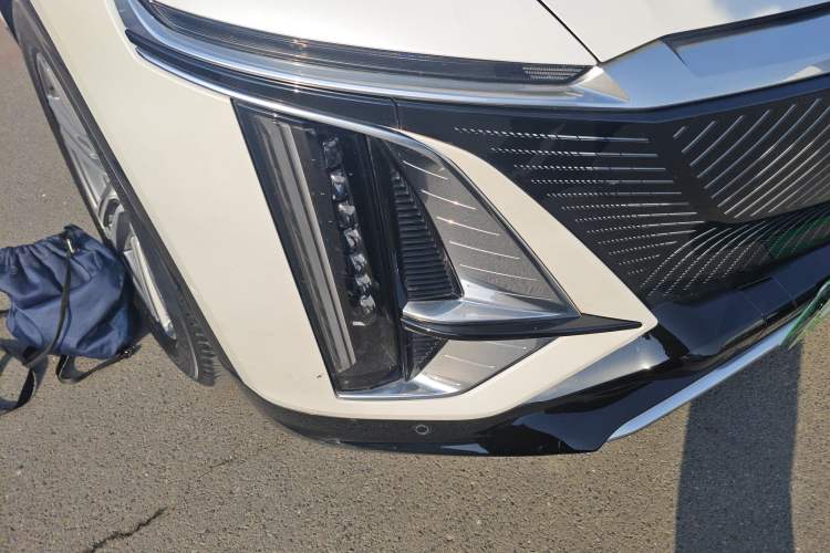 Used Cadillac LYRIQ 2024 Rear-Drive Standard Range Luxury Edition Exterior 6