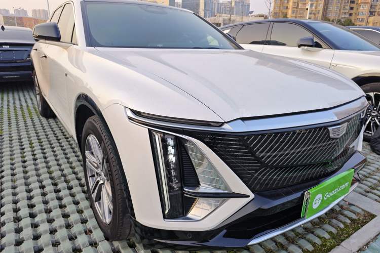 Used Cadillac LYRIQ 2024 Rear-Drive Standard Range Luxury Edition Front Right 45 Deg