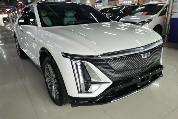 Used Cadillac LYRIQ 2024 Rear-Drive Standard Range Luxury Edition Front Right 45 Deg