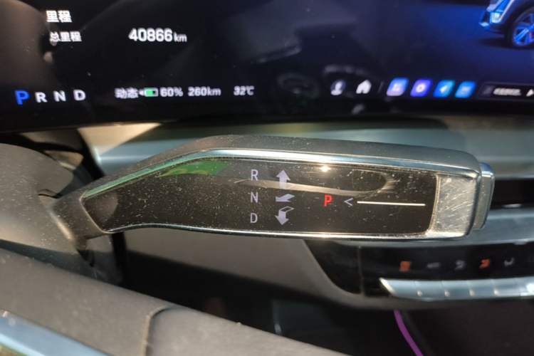 Used Cadillac LYRIQ 2024 Rear-Drive Standard Range Luxury Edition Gear Lever