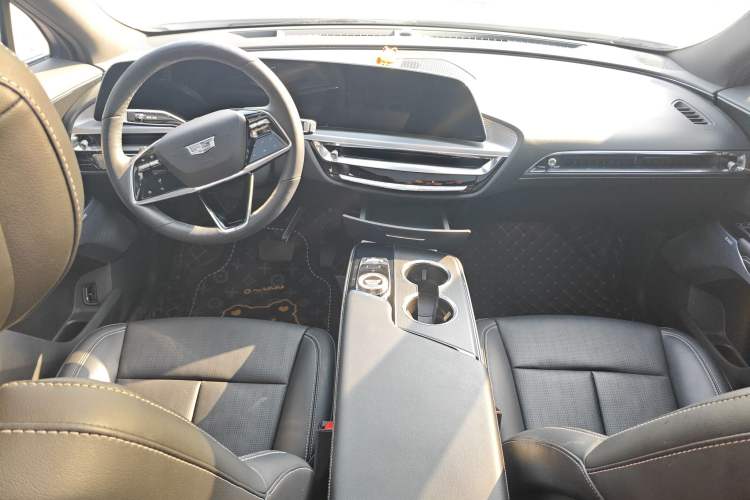 Used Cadillac LYRIQ 2024 Rear-Drive Standard Range Luxury Edition Interior 2