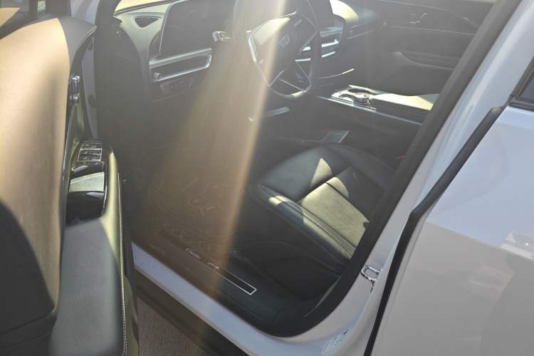 Used Cadillac LYRIQ 2024 Rear-Drive Standard Range Luxury Edition Interior 3