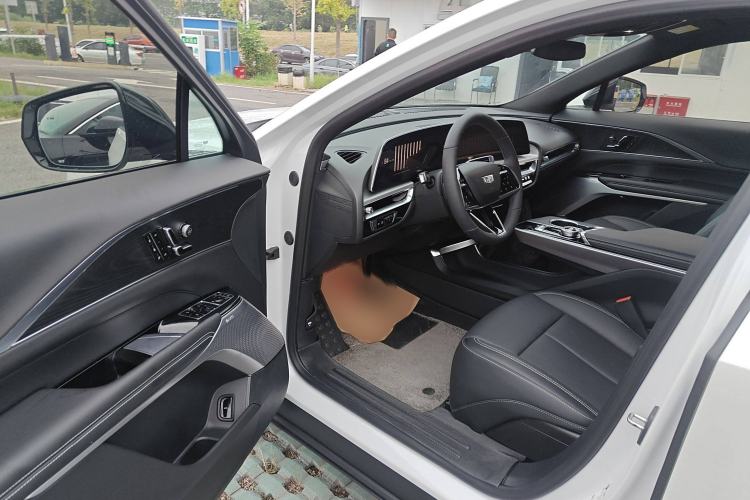 Used Cadillac LYRIQ 2024 Rear-Drive Standard Range Luxury Edition Interior 3