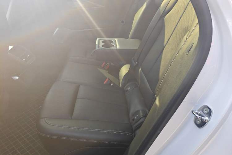 Used Cadillac LYRIQ 2024 Rear-Drive Standard Range Luxury Edition Interior 4