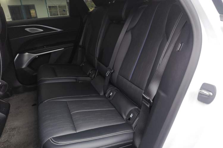 Used Cadillac LYRIQ 2024 Rear-Drive Standard Range Luxury Edition Interior 4