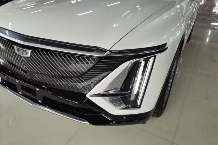 Used Cadillac LYRIQ 2024 Rear-Drive Standard Range Luxury Edition Left Front Headlight