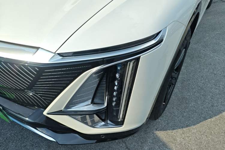 Used Cadillac LYRIQ 2024 Rear-Drive Standard Range Luxury Edition Left Front Headlight