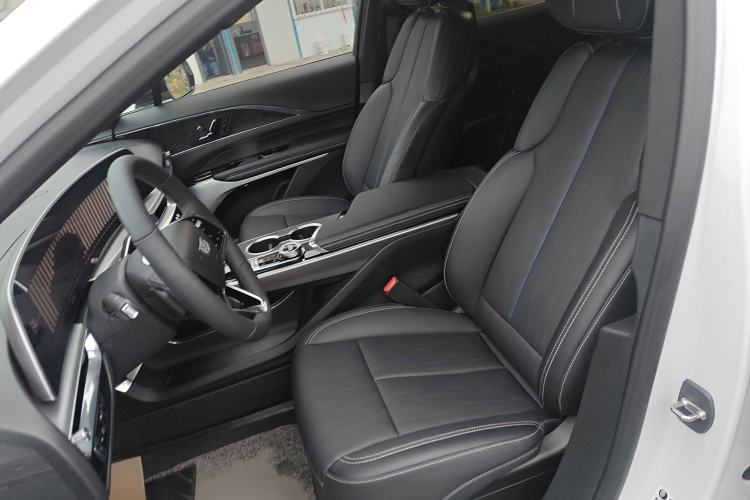 Used Cadillac LYRIQ 2024 Rear-Drive Standard Range Luxury Edition Left Front Seat