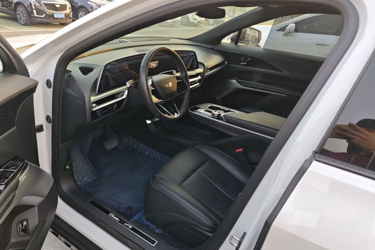Used Cadillac LYRIQ 2024 Rear-Drive Standard Range Luxury Edition Left Front Seat