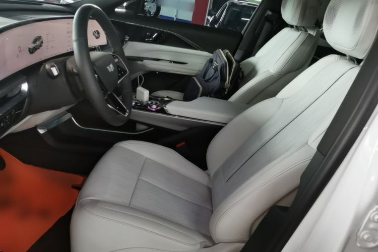 Used Cadillac LYRIQ 2024 Rear-Drive Standard Range Luxury Edition Left Front Seat
