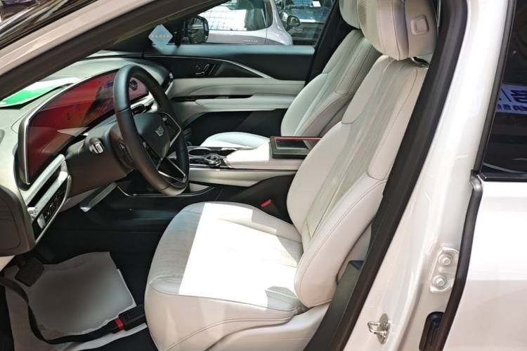Used Cadillac LYRIQ 2024 Rear-Drive Standard Range Luxury Edition Left Front Seat