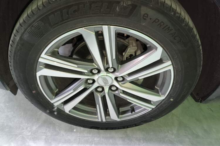 Used Cadillac LYRIQ 2024 Rear-Drive Standard Range Luxury Edition Left Front Wheel Hub