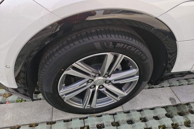Used Cadillac LYRIQ 2024 Rear-Drive Standard Range Luxury Edition Left Front Wheel Hub