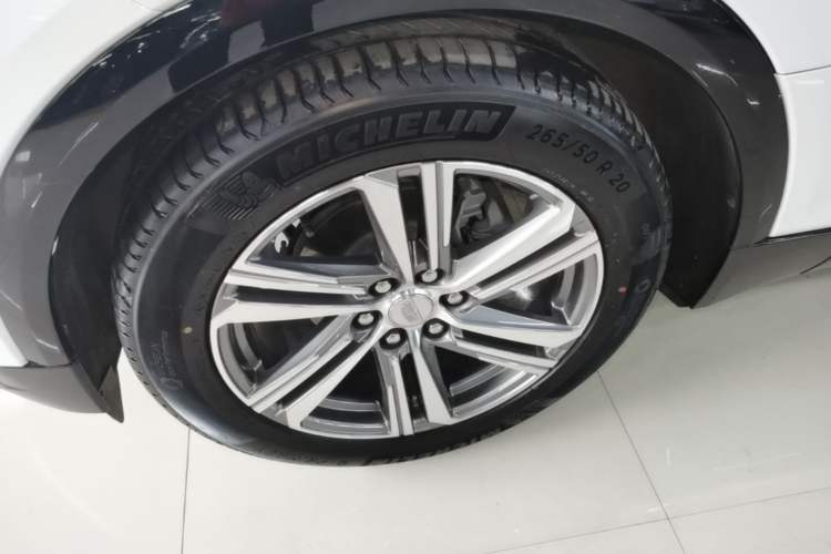 Used Cadillac LYRIQ 2024 Rear-Drive Standard Range Luxury Edition Left Front Wheel Hub