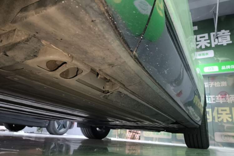 Used Cadillac LYRIQ 2024 Rear-Drive Standard Range Luxury Edition Left Side Sill