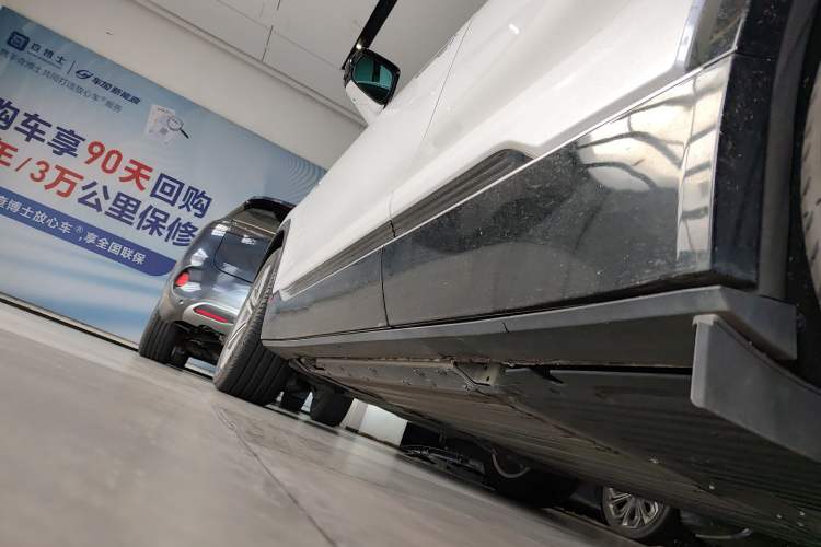 Used Cadillac LYRIQ 2024 Rear-Drive Standard Range Luxury Edition Left Side Sill