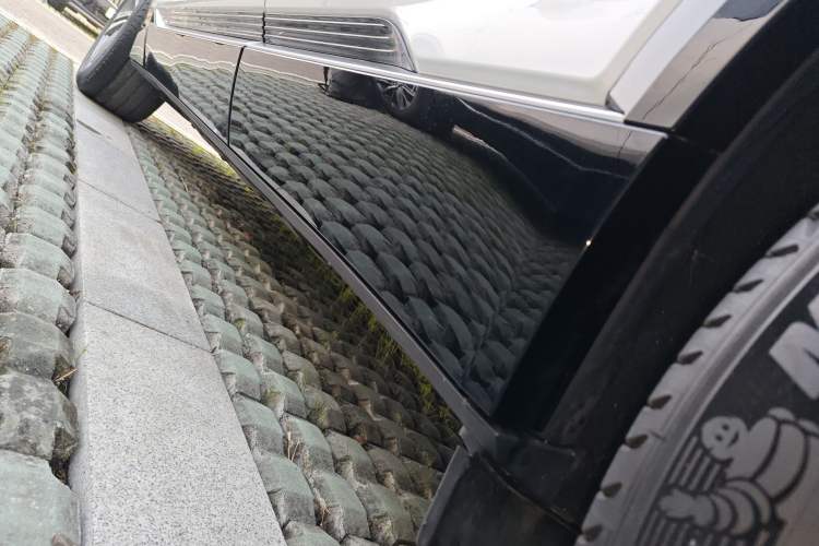 Used Cadillac LYRIQ 2024 Rear-Drive Standard Range Luxury Edition Left Side Sill