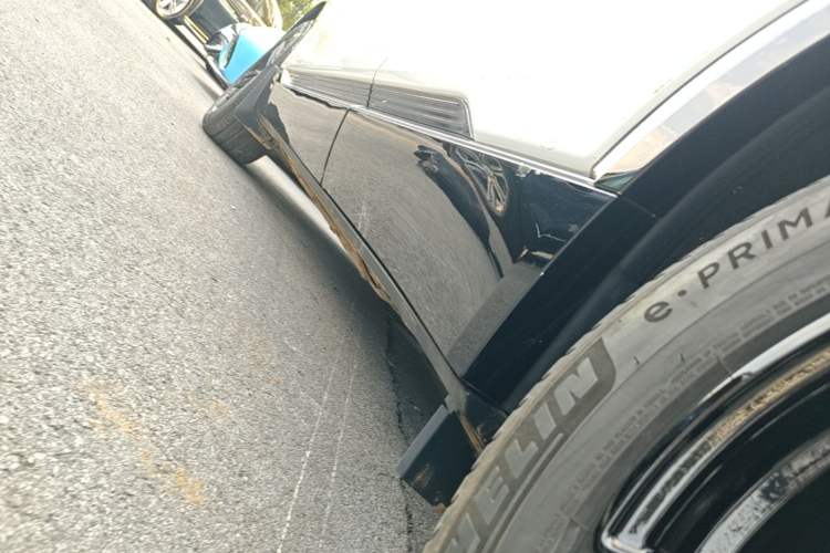 Used Cadillac LYRIQ 2024 Rear-Drive Standard Range Luxury Edition Left Side Sill