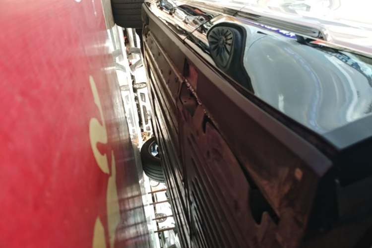 Used Cadillac LYRIQ 2024 Rear-Drive Standard Range Luxury Edition Left Side Sill