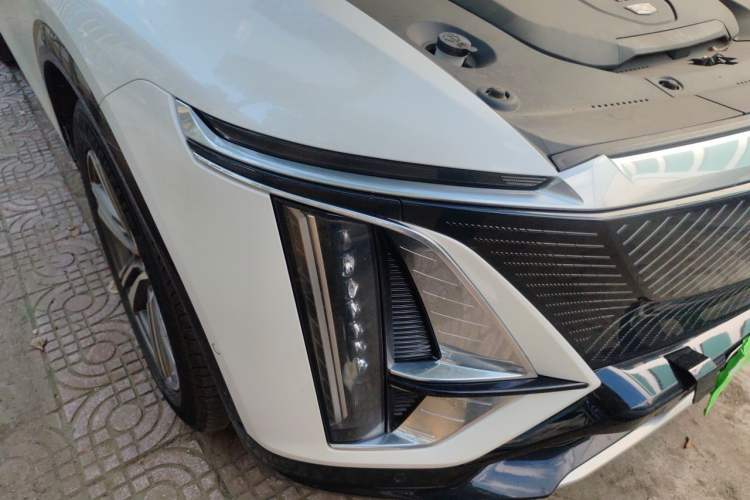 Used Cadillac LYRIQ 2024 Rear-Drive Standard Range Luxury Edition Right Front Headlight
