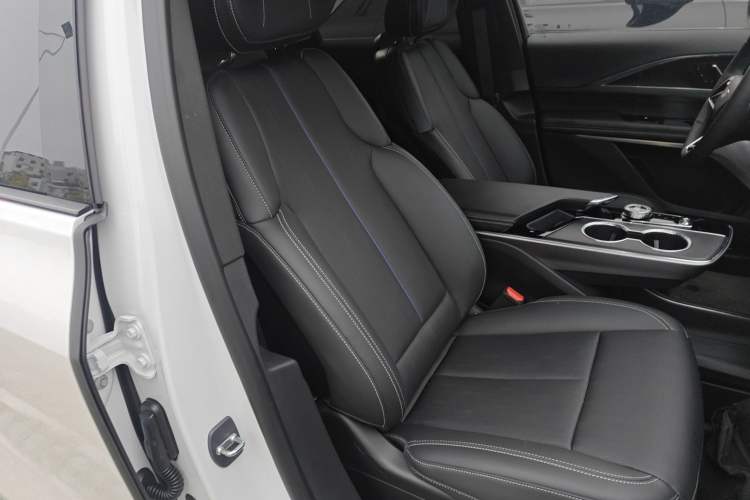 Used Cadillac LYRIQ 2024 Rear-Drive Standard Range Luxury Edition Right Front Seat